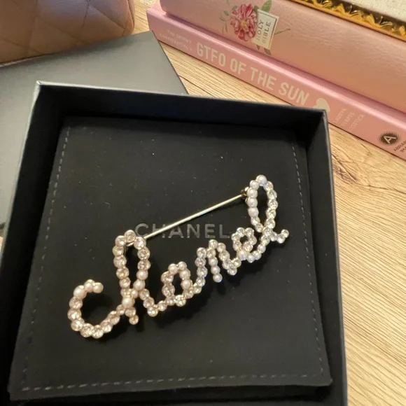 CHANEL
Metal Glass Swirling Pearls Brooch Pin Gold - Picture 5 of 8